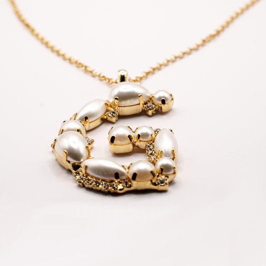 Collana Dorata con Ciondolo a Forma di Lettera Decorato con Perle e Zirconi