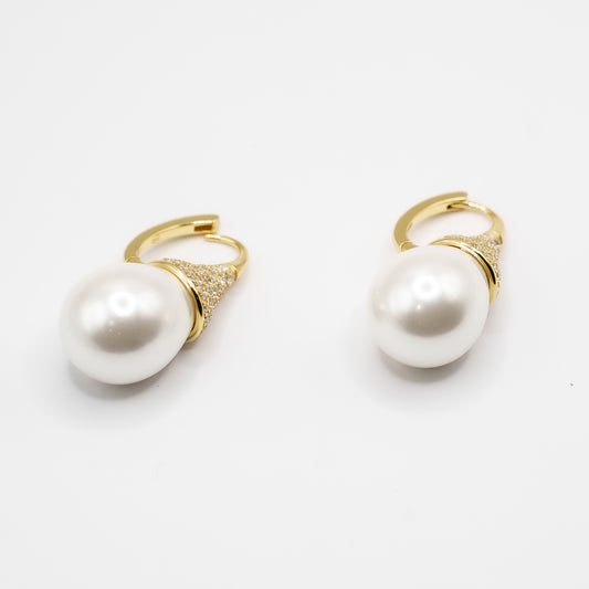 Orecchini Perla Brigitte pendenti con perla bianca | Gioielli eleganti con base dorata e strass | Accessori raffinati per donna