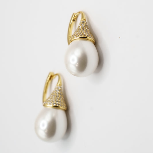 Orecchini Perla Brigitte pendenti con perla bianca | Gioielli eleganti con base dorata e strass | Accessori raffinati per donna