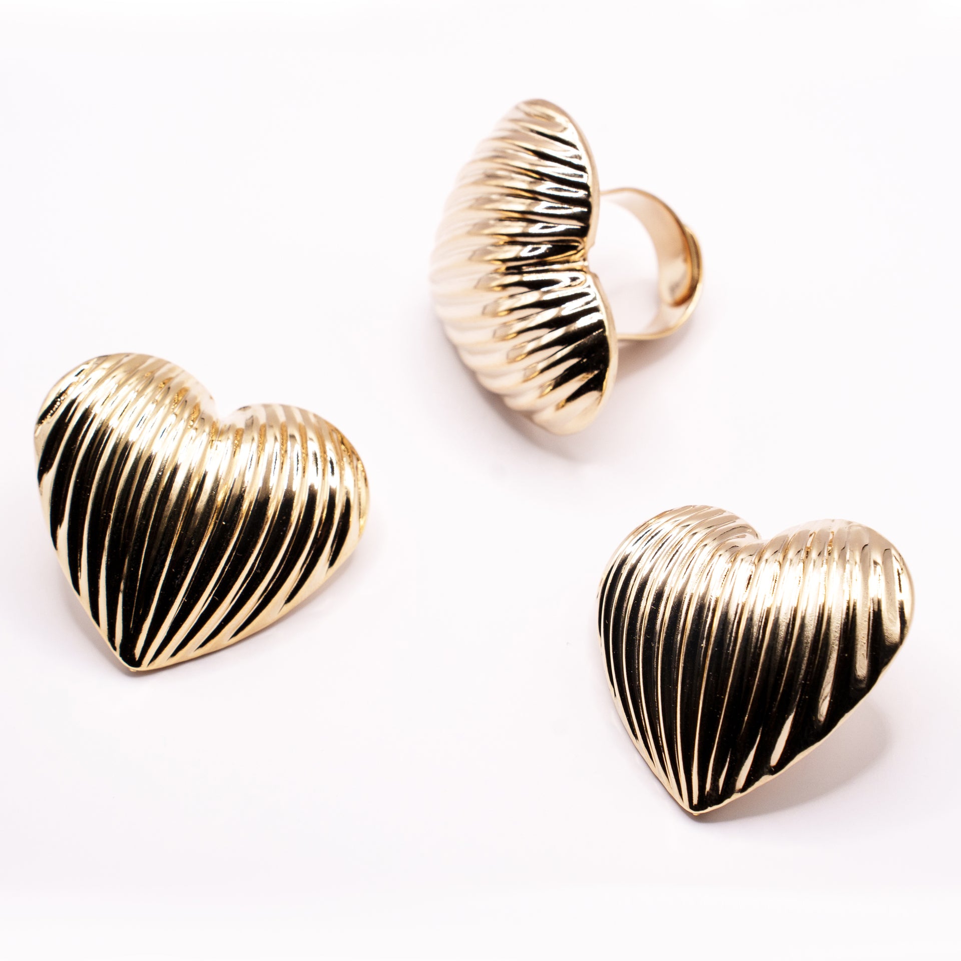 Orecchini a Cuore Dorati con Texture a Righe | Gioielli Romantici e Chic per Donna