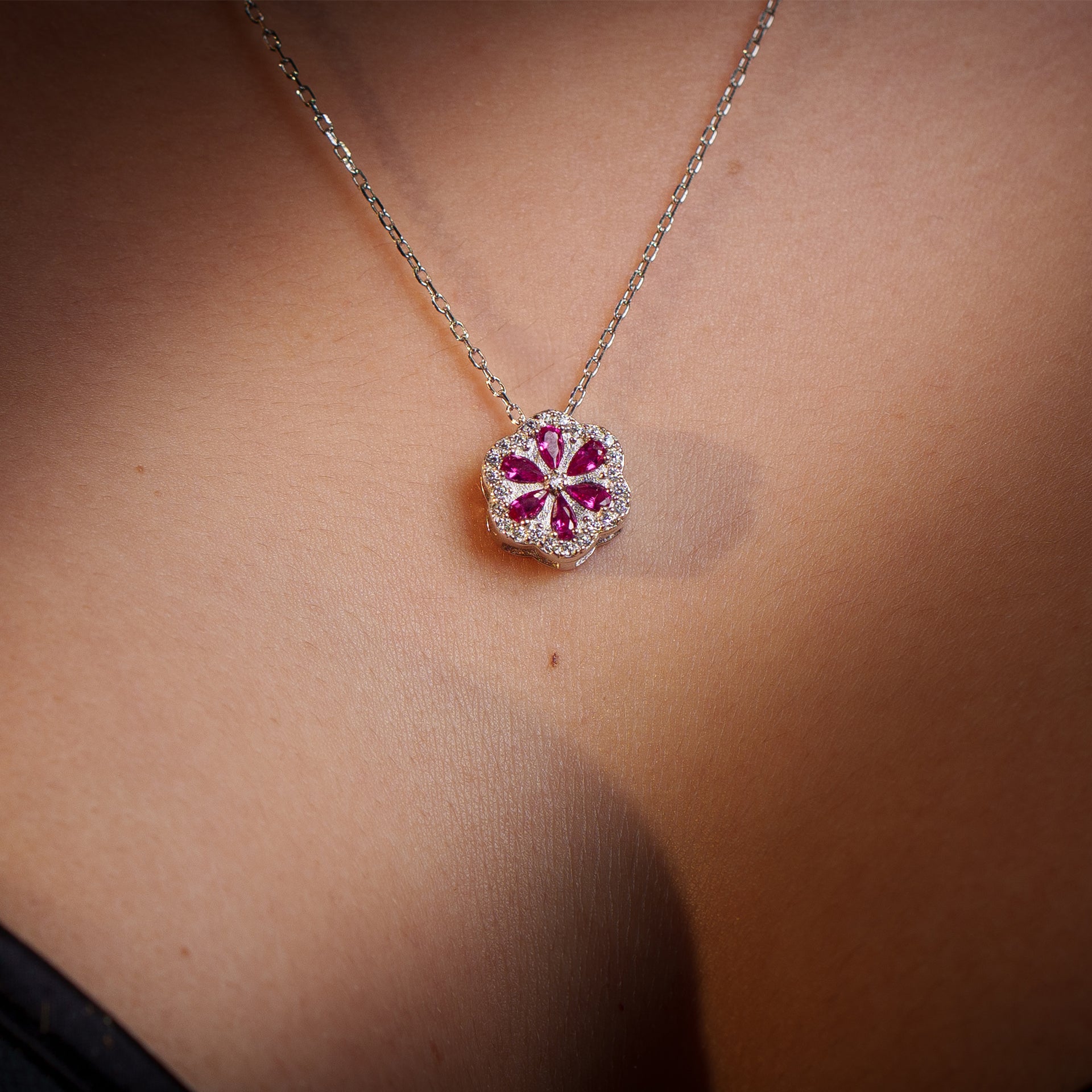 MilleLuci Orecchini e Pendente | Smeraldo, Crystal e Rosso Rubino | Ciondolo floreale con pietra colorata| Gioiello elegante e raffinato | Idea regalo