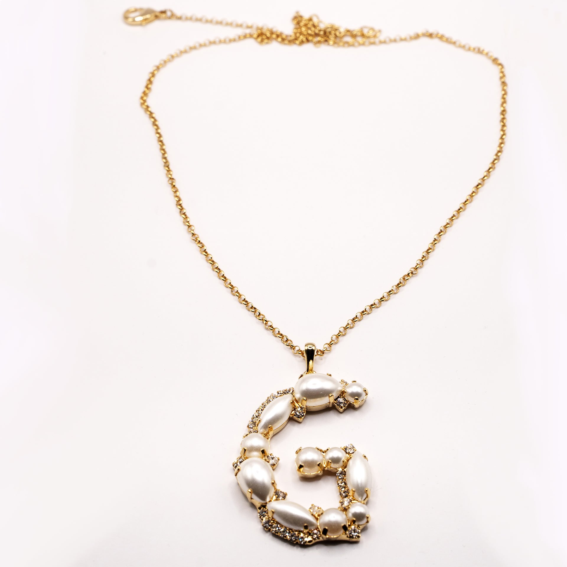 Collana Dorata con Ciondolo a Forma di Lettera Decorato con Perle e Zirconi - Gioielli Personalizzati