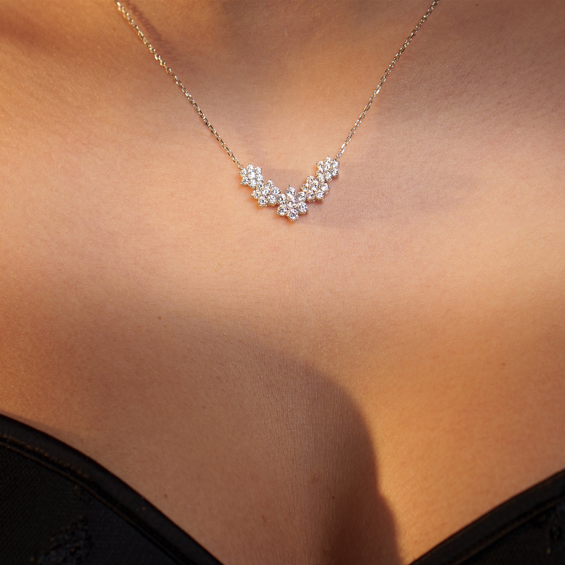 Set gioielli Magnolia| Collana e orecchini con zirconi a grappolo | Stile elegante e luminoso | Idea regalo raffinata