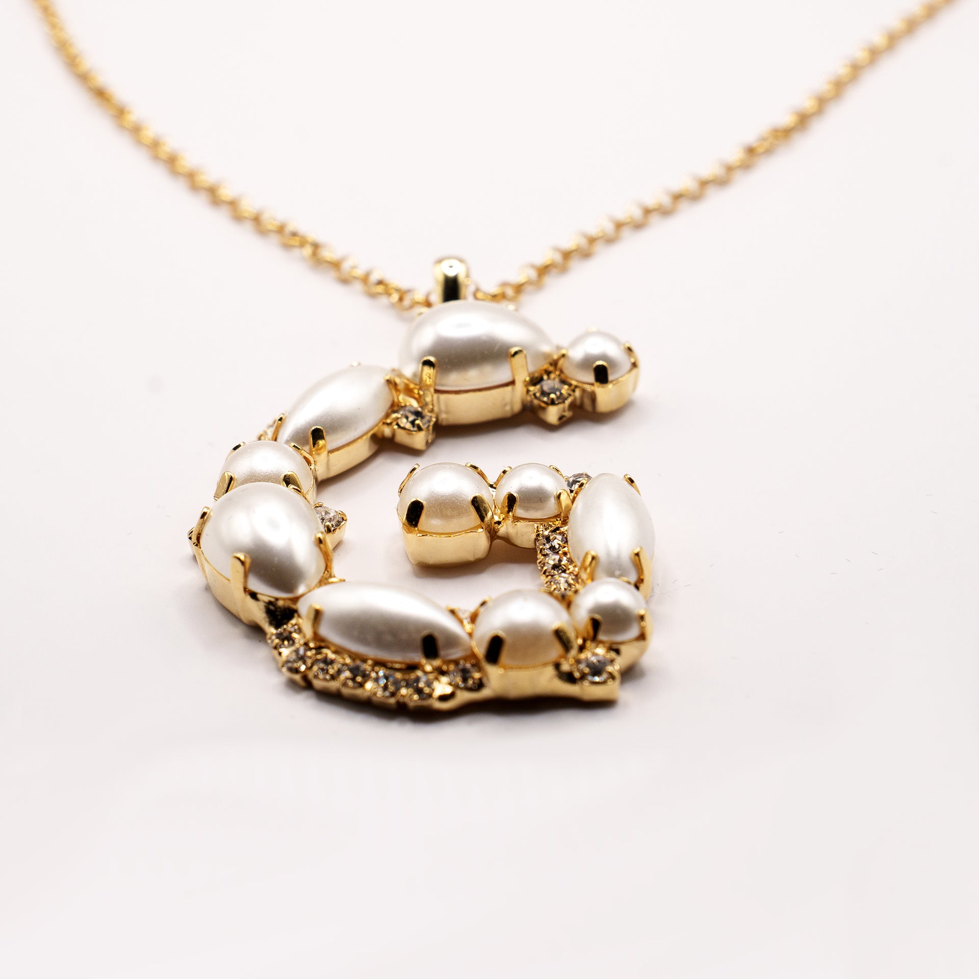 Collana Dorata con Ciondolo a Forma di Lettera Decorato con Perle e Zirconi - Gioielli Personalizzati