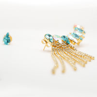 Orecchini Asimmetrici Dorati con Cristalli Azzurri e Frange di Strass