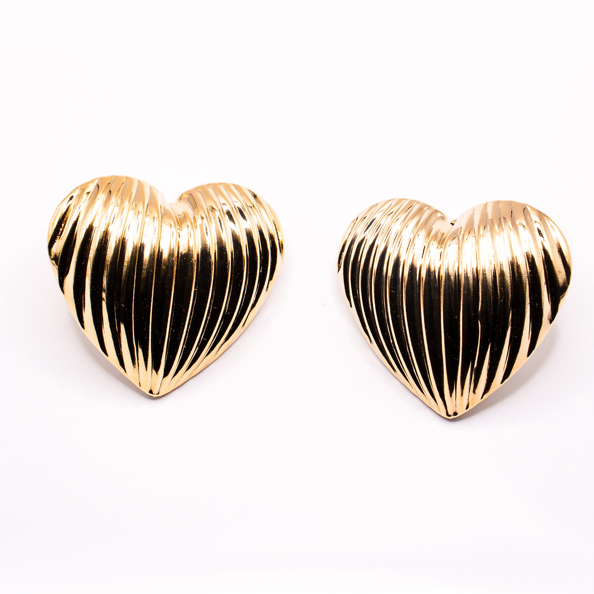 Orecchini a Cuore Dorati con Texture a Righe | Gioielli Romantici e Chic per Donna