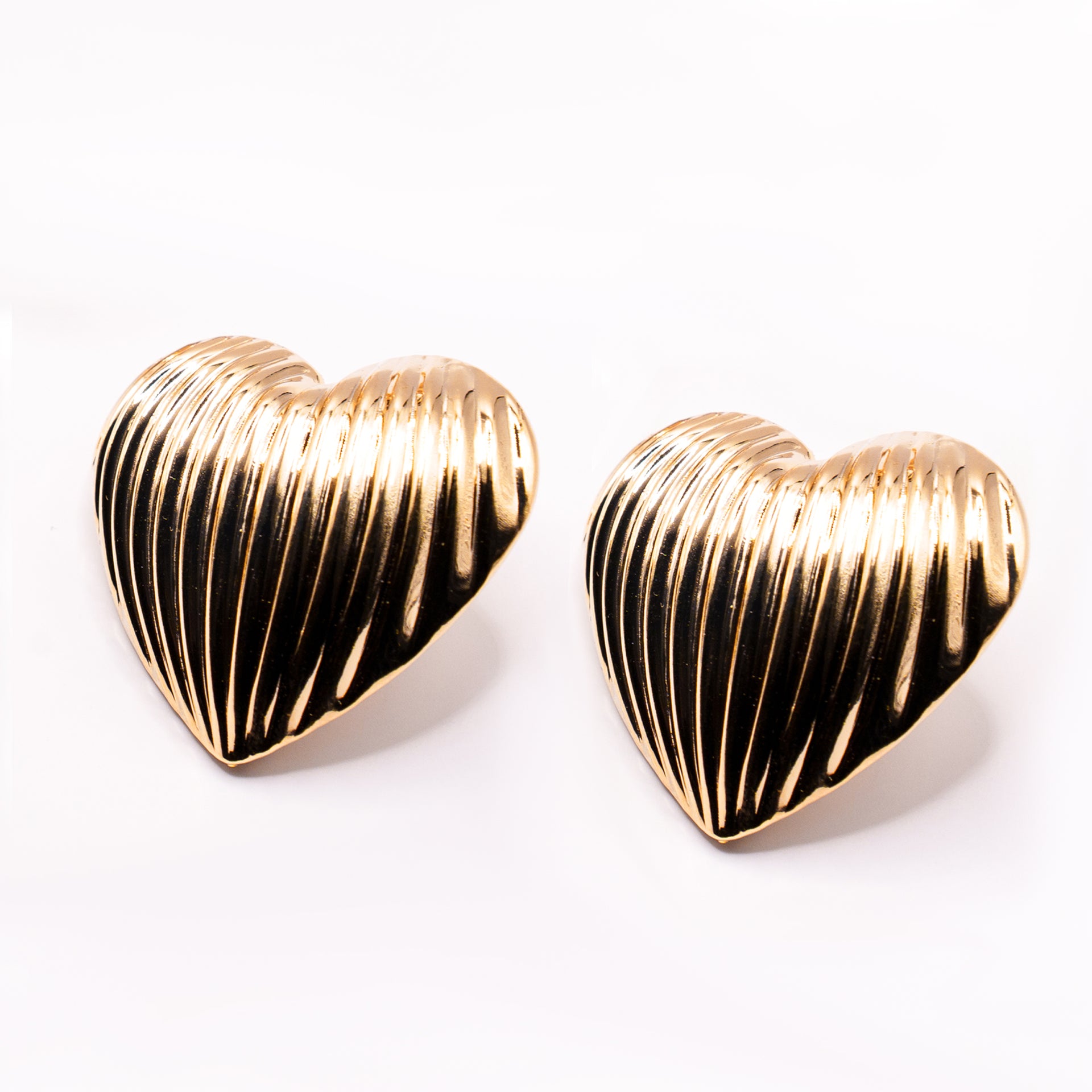 Orecchini a Cuore Dorati con Texture a Righe | Gioielli Romantici e Chic per Donna