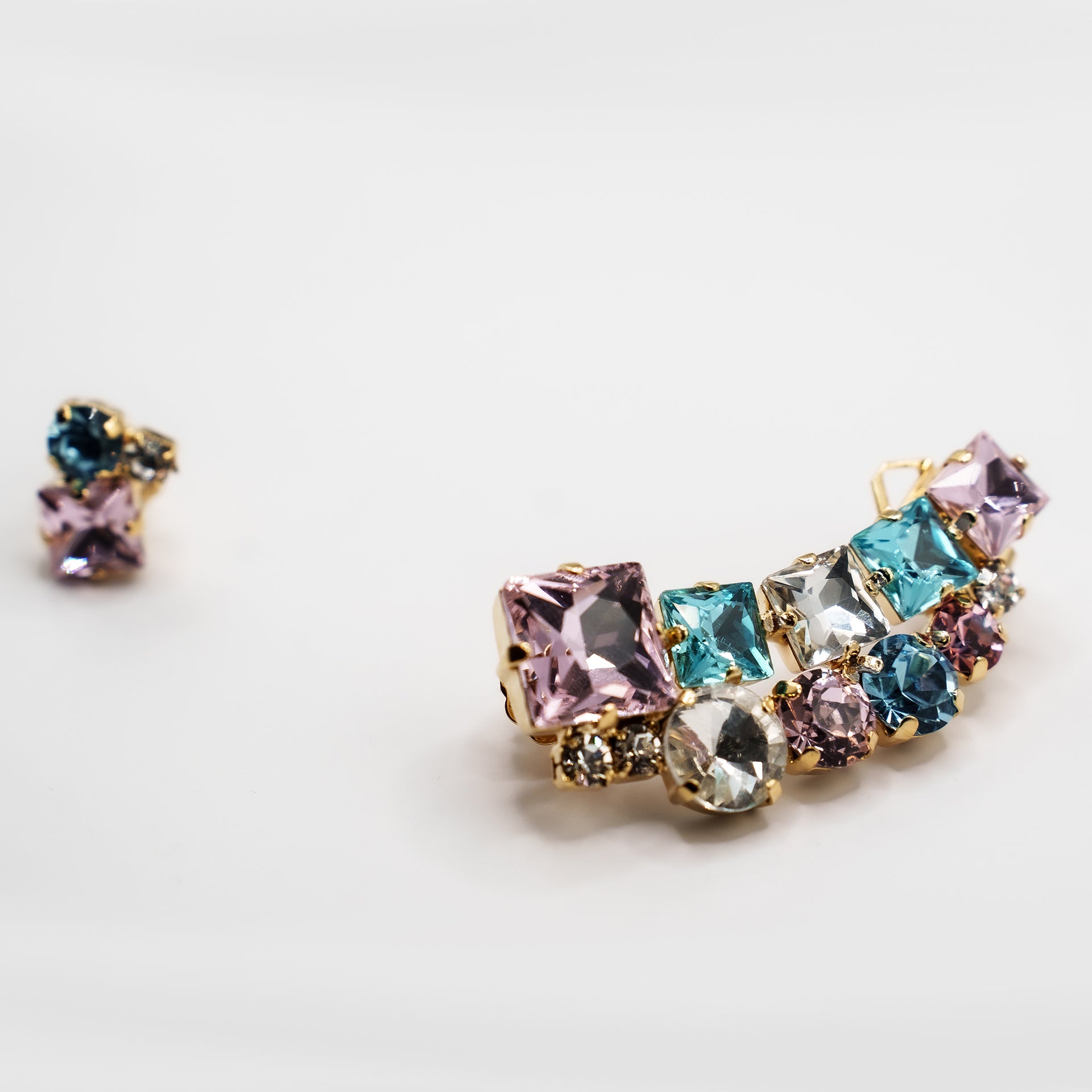 30% SCONTO - Orecchini Earcuff con Cristalli Sfaccettati e Montatura Dorata | Eleganza Luminosa
