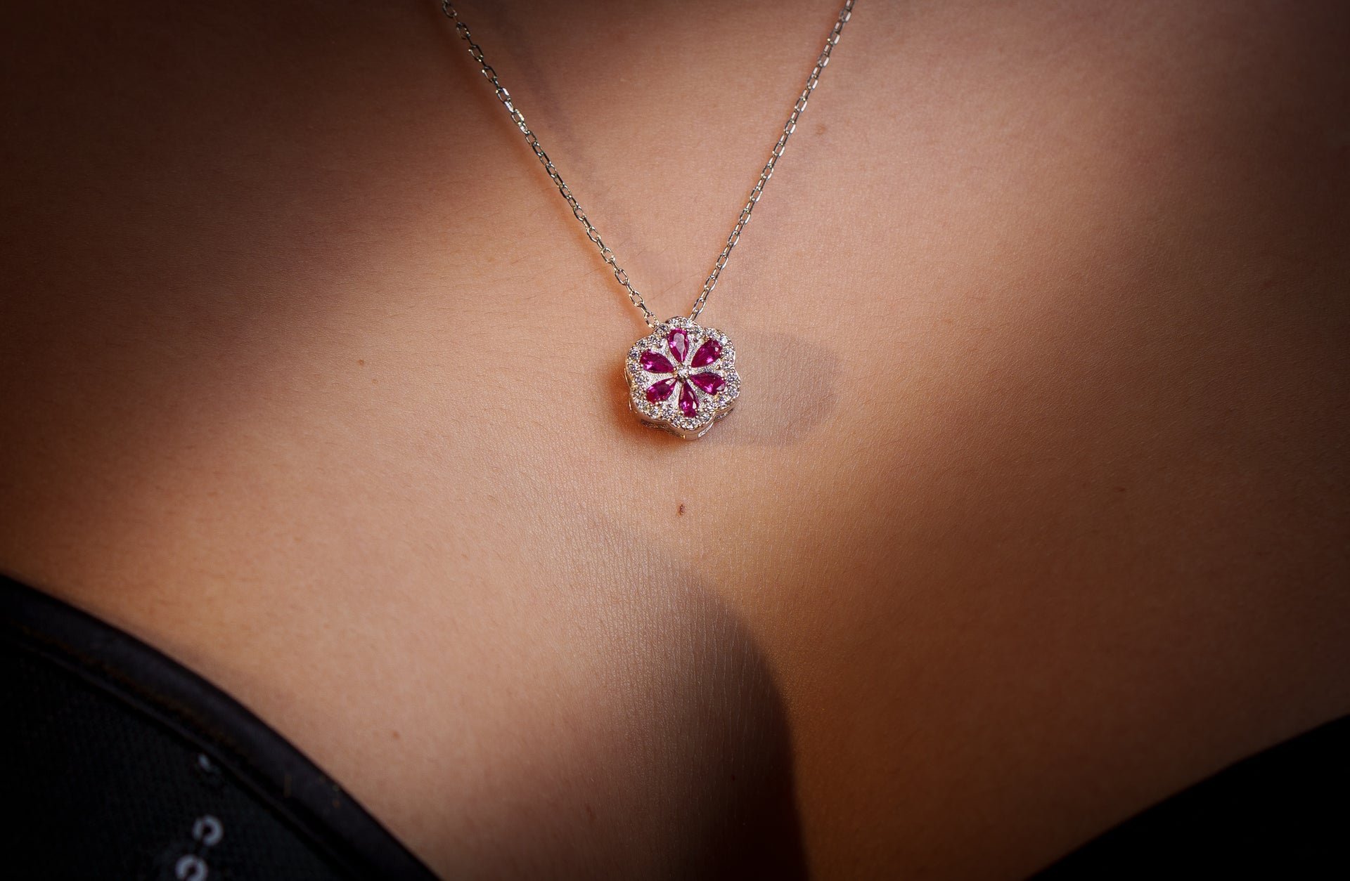 MilleLuci Orecchini e Pendente | Smeraldo, Crystal e Rosso Rubino | Ciondolo floreale con pietra colorata| Gioiello elegante e raffinato | Idea regalo