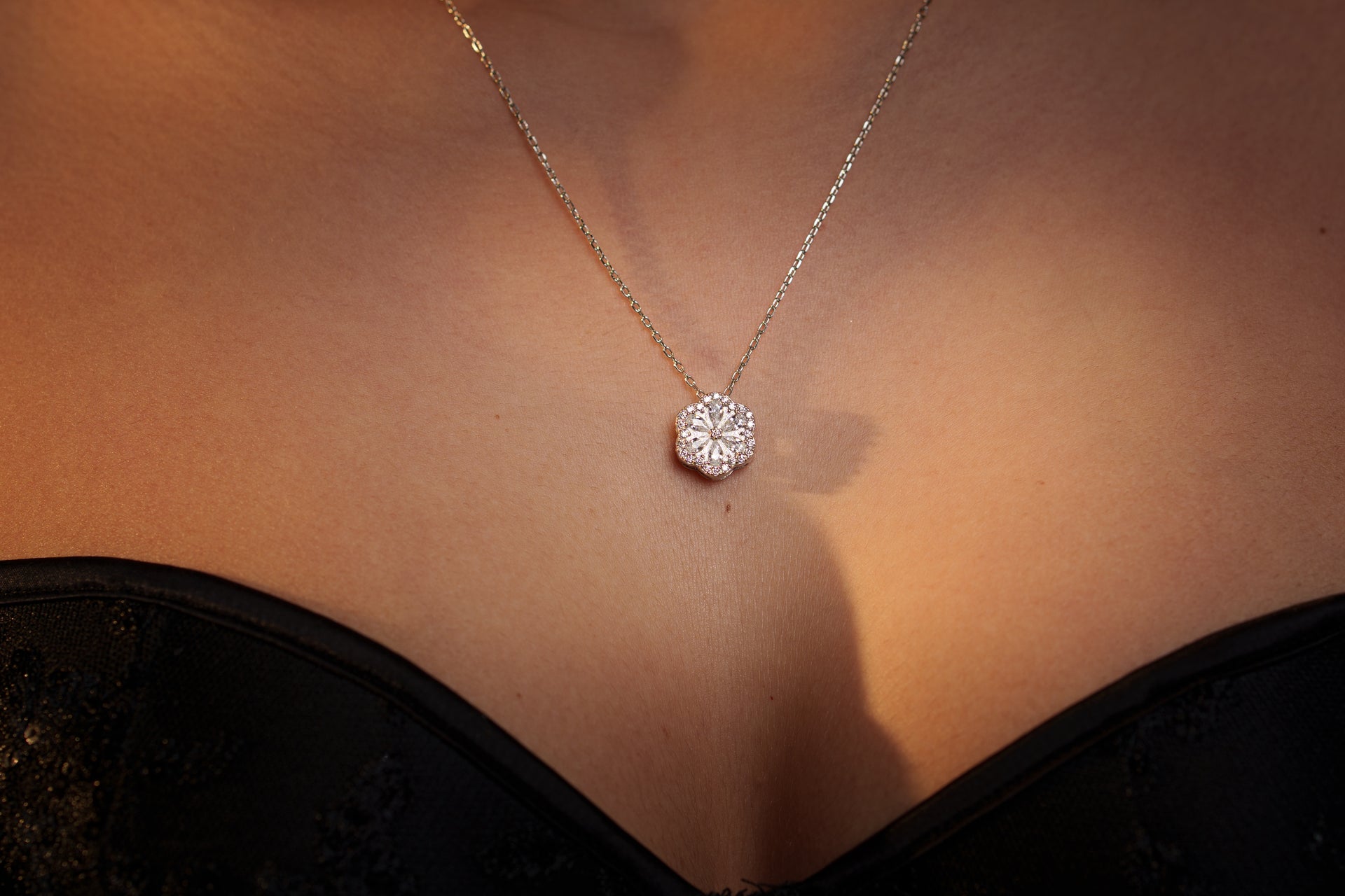 MilleLuci Orecchini e Pendente | Smeraldo, Crystal e Rosso Rubino | Ciondolo floreale con pietra colorata| Gioiello elegante e raffinato | Idea regalo