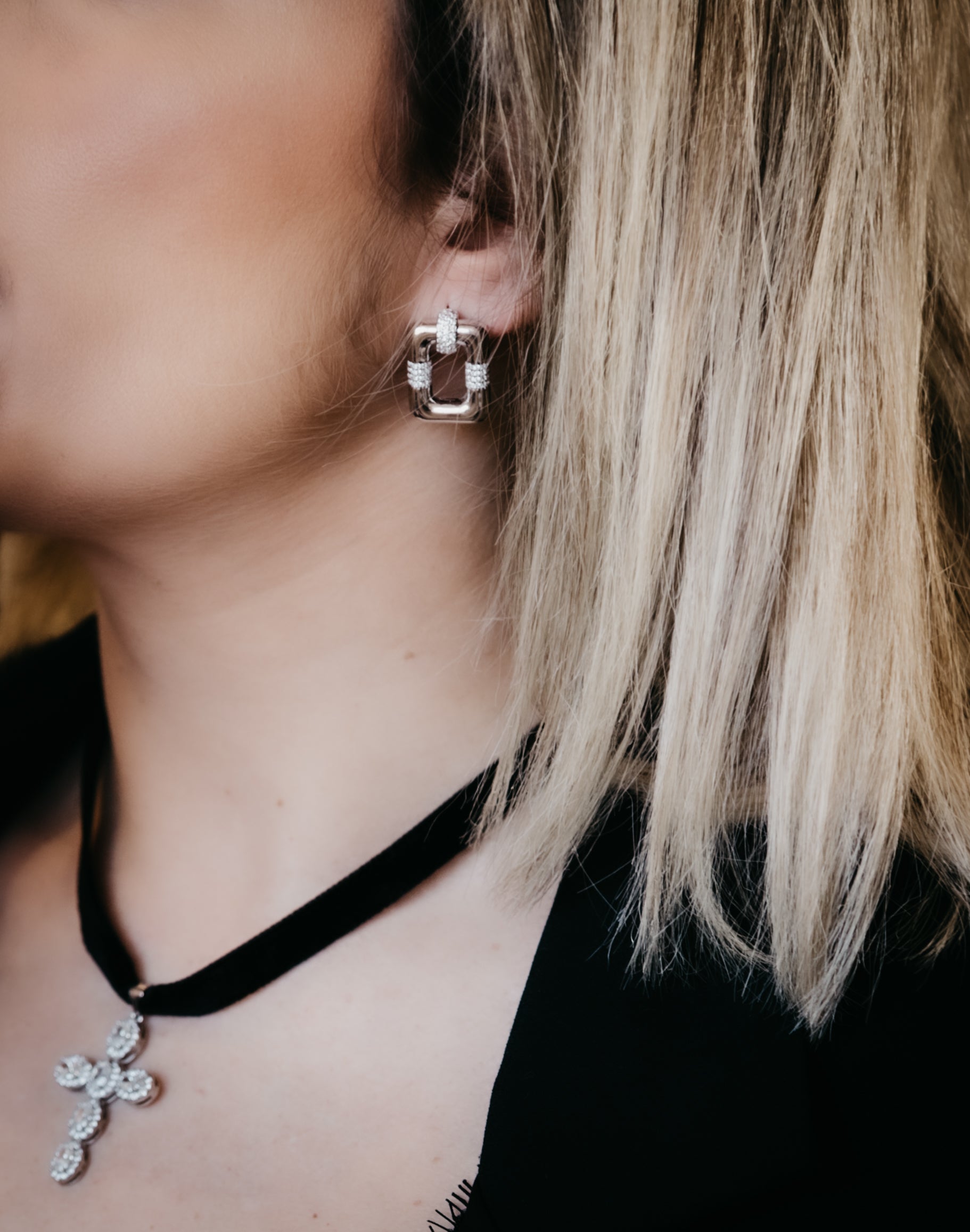Chocker luxury| Ciondolo luminoso su velluto nero | Gioiello donna elegante
