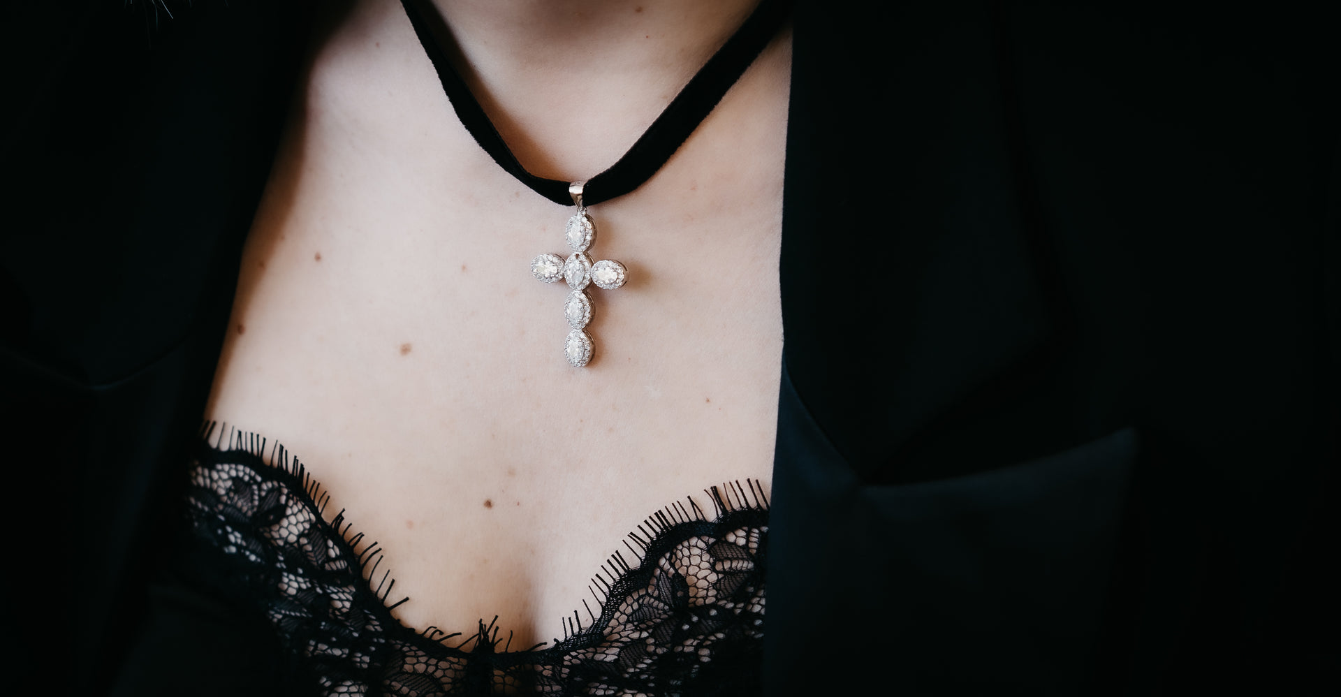 Chocker luxury| Ciondolo luminoso su velluto nero | Gioiello donna elegante