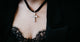 Chocker luxury| Ciondolo luminoso su velluto nero | Gioiello donna elegante