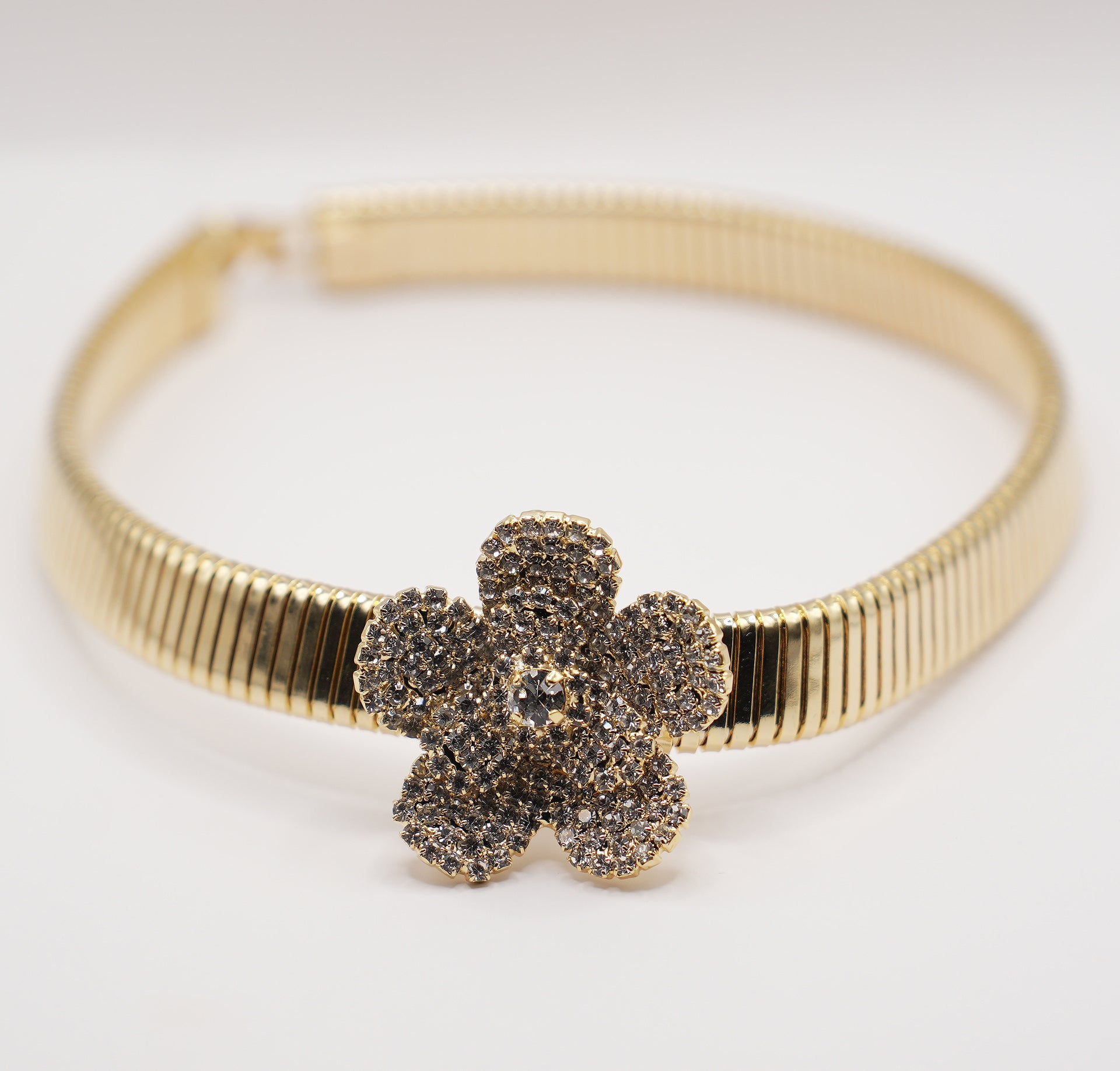 Chocker Tubo rigido oro Flower | Fiore con strass brillanti | Gioiello elegante da cerimonia