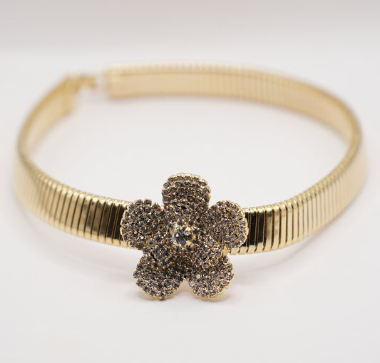 Chocker Tubo rigido oro Flower | Fiore con strass brillanti | Gioiello elegante da cerimonia