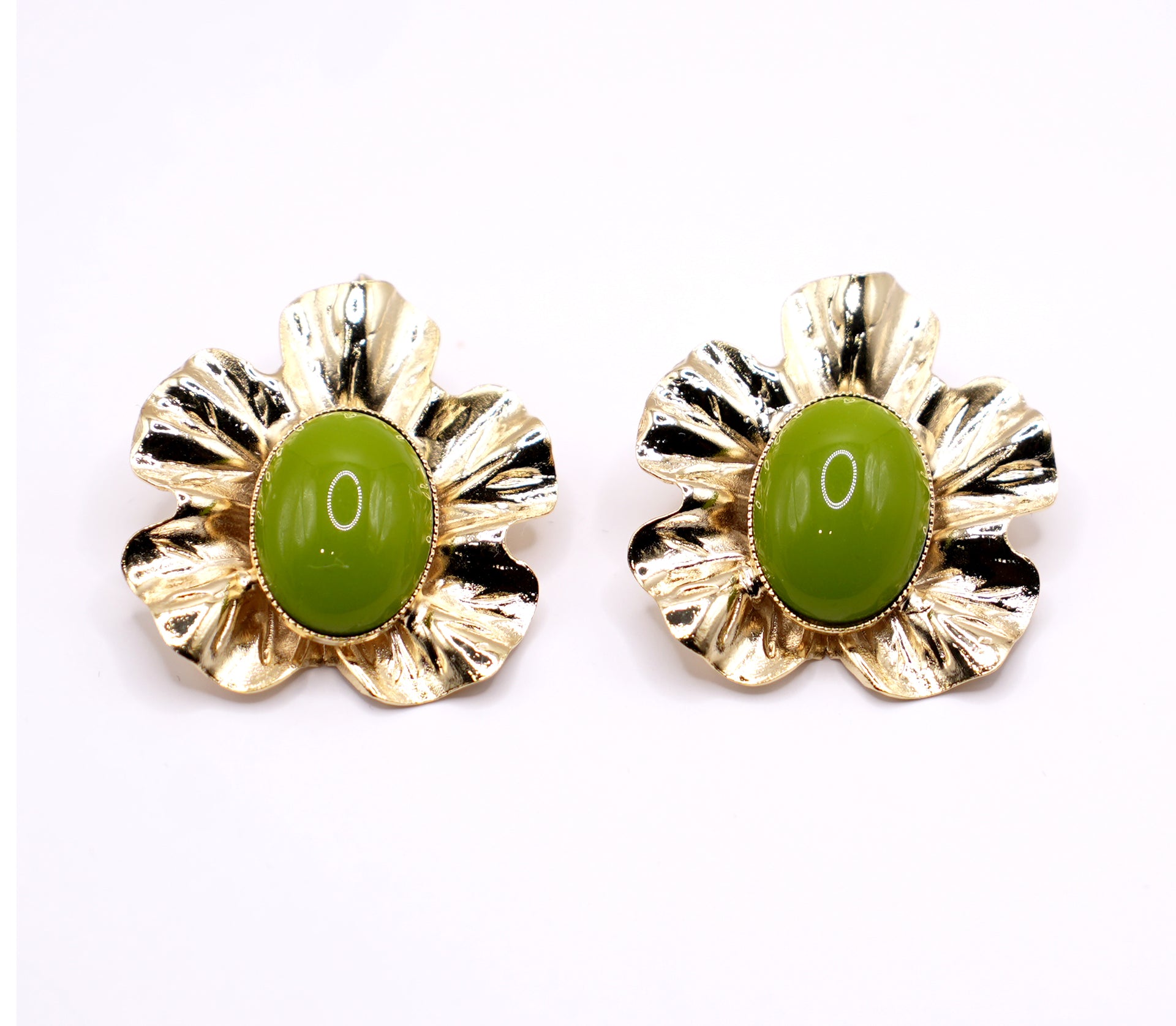 Orecchini fiore dorato con cabochon verde | Design floreale elegante | Gioielli donna originali