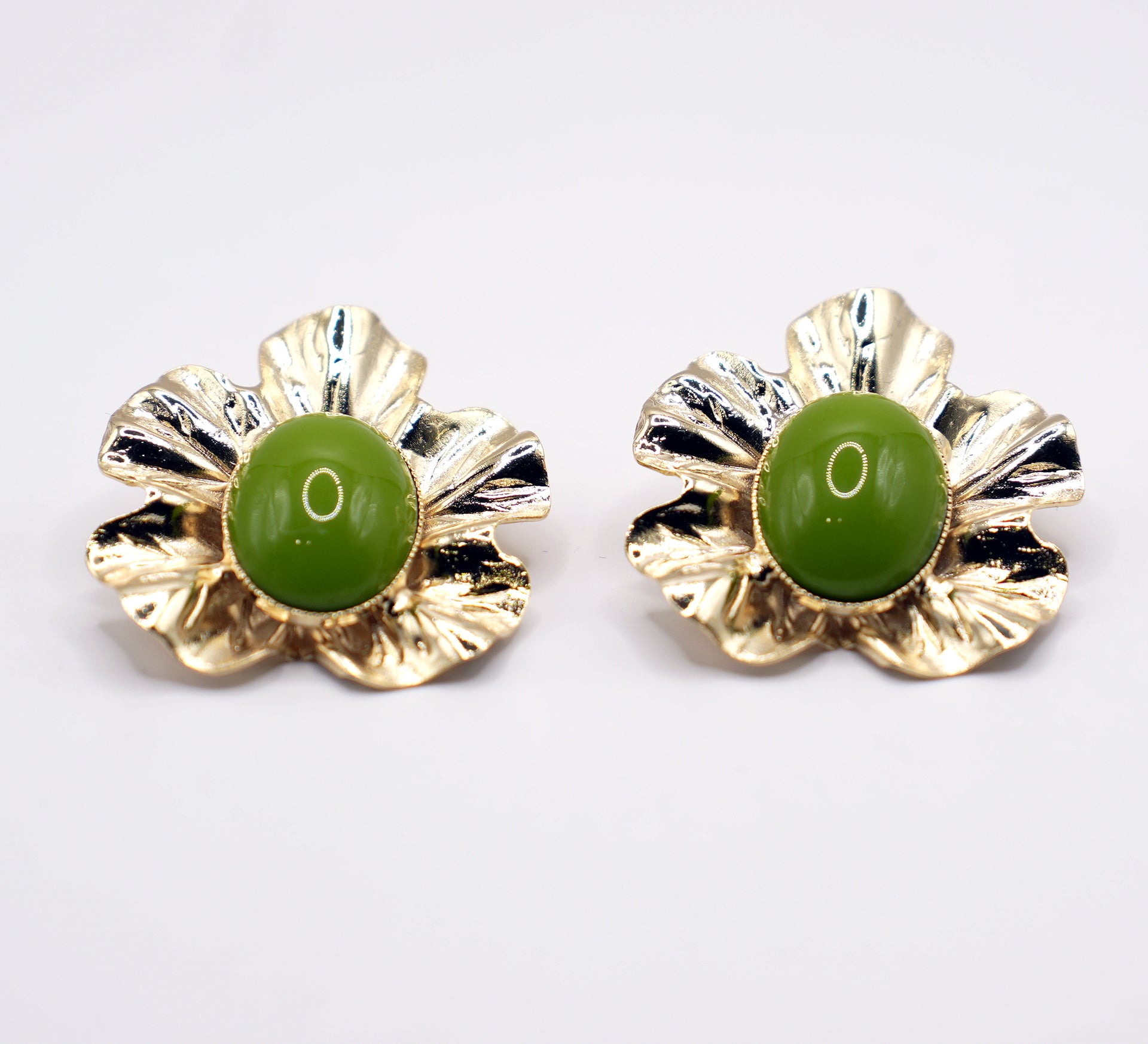 Orecchini fiore dorato con cabochon verde | Design floreale elegante | Gioielli donna originali