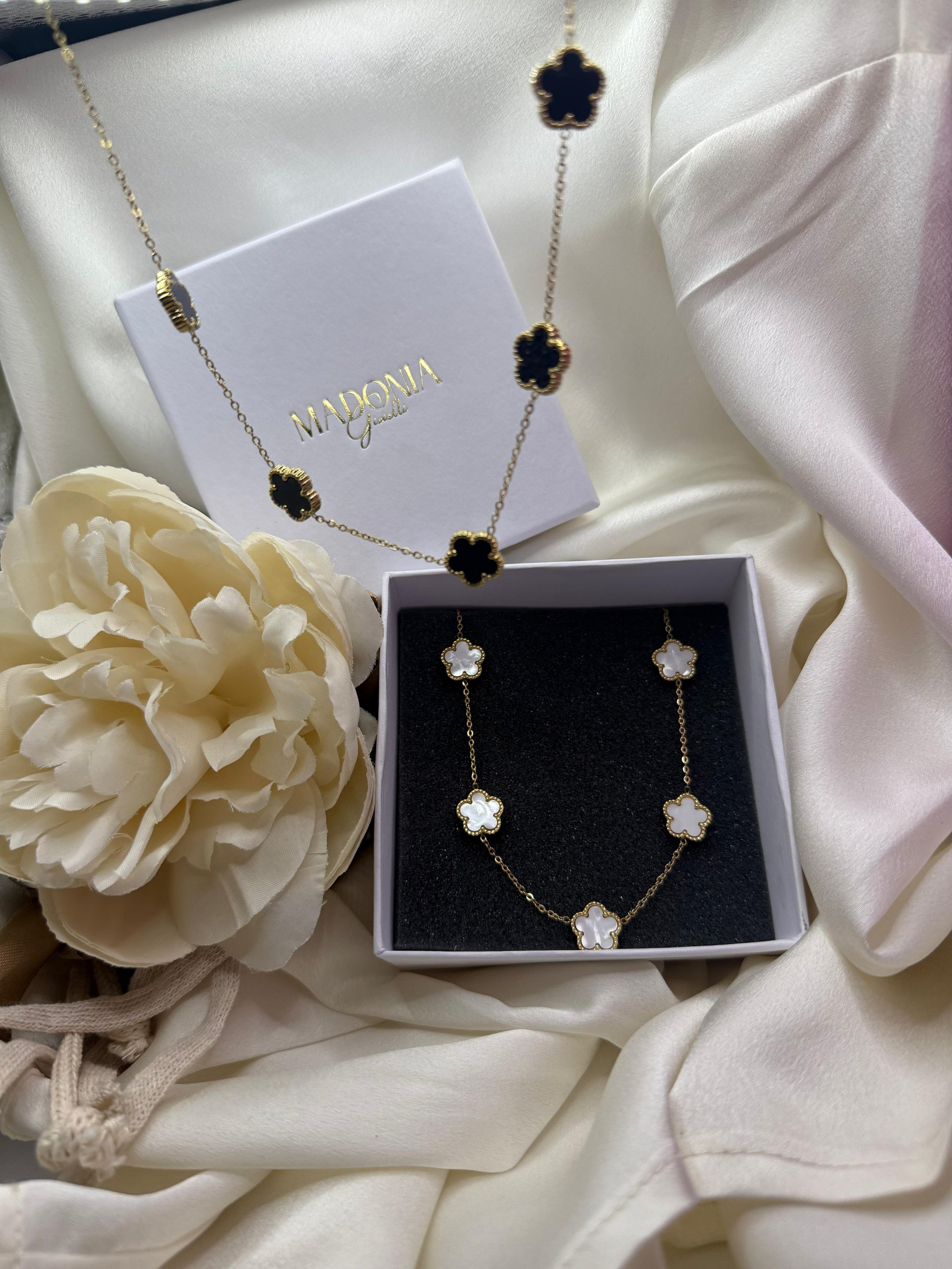 Collana Quadrifoglio | Nero e Bianco | Acciaio Inossidabile | Catena Regolabile 45 cm | Elegante e Versatile