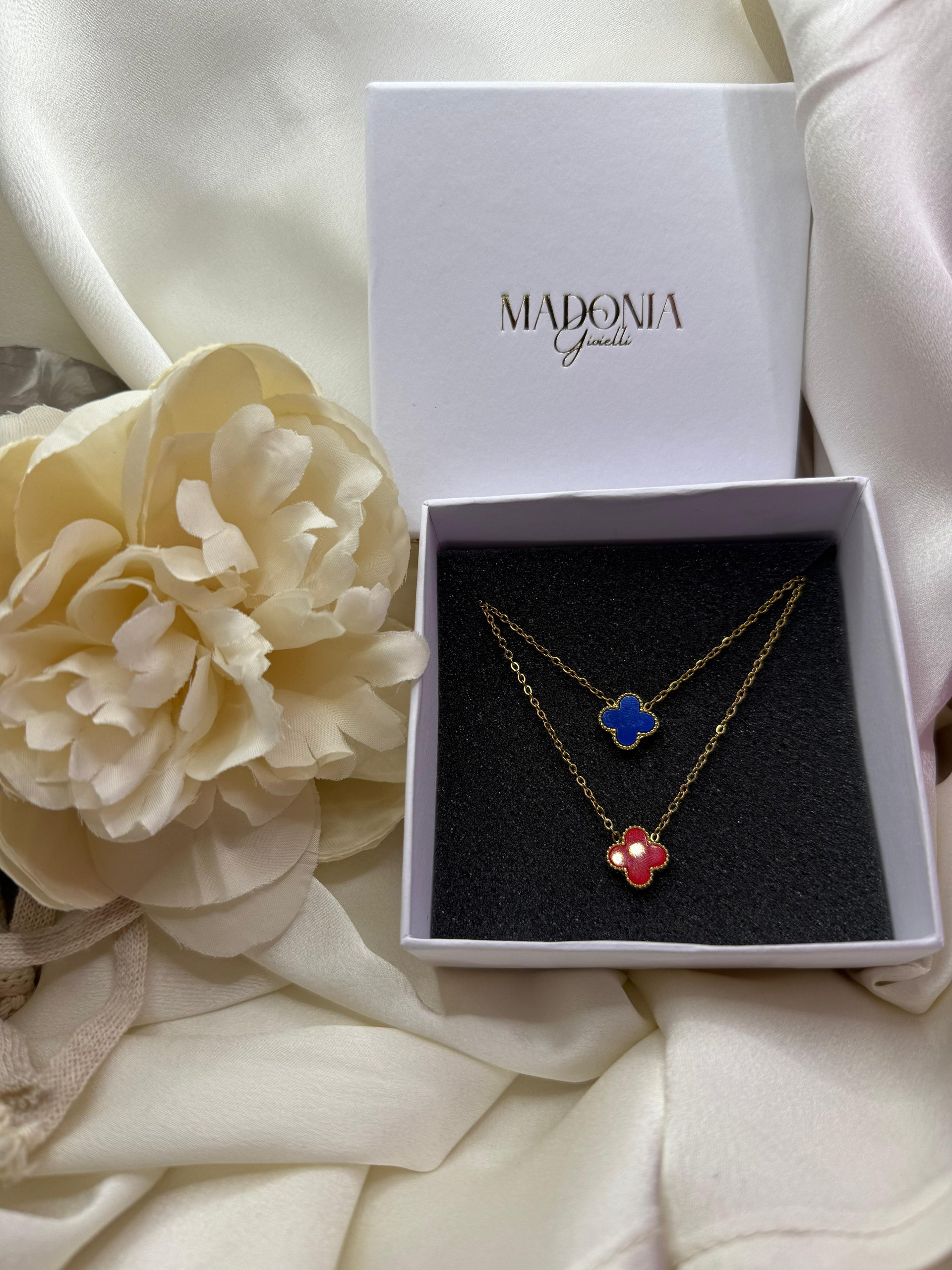 Collana Quadrifoglio | Rosso | Acciaio Inossidabile | Catena Regolabile 45 cm | Elegante e Colorata
